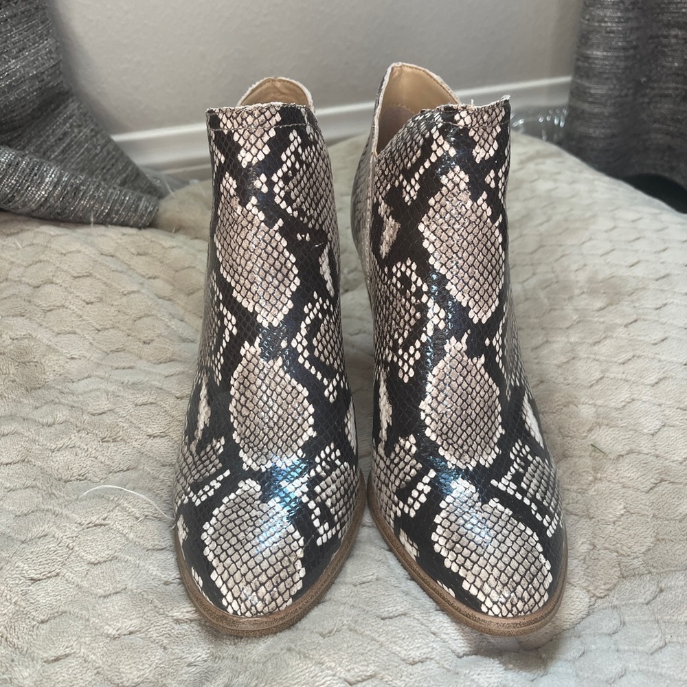 NWOT Vince Camuto snakeskin booties